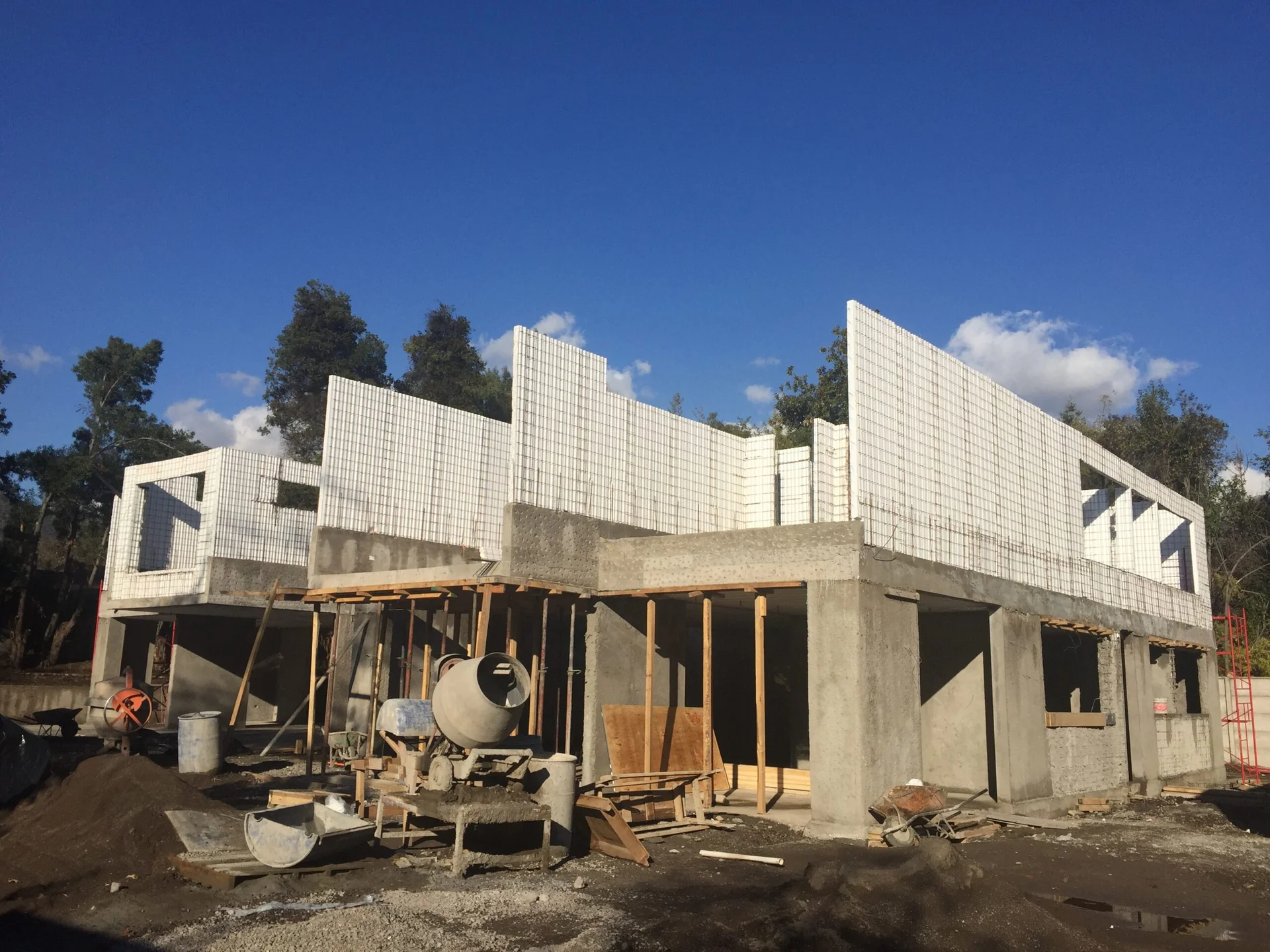 Vivienda en construcción con paneles estructurales Monoplac y mallas de acero